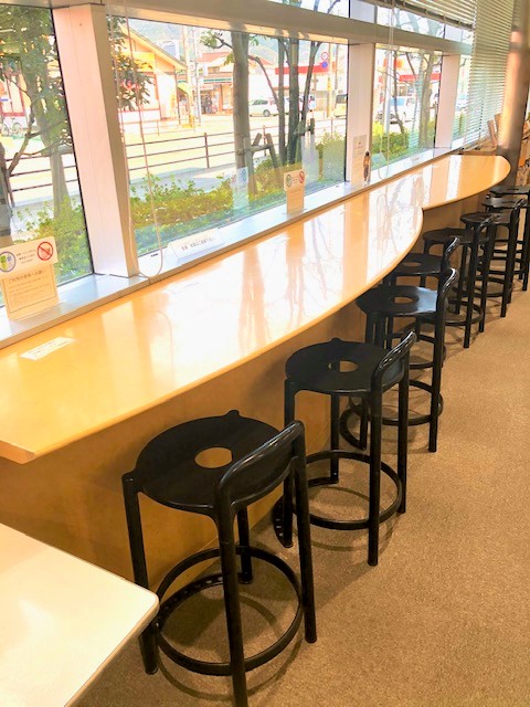 館内写真（閲覧席・窓際）