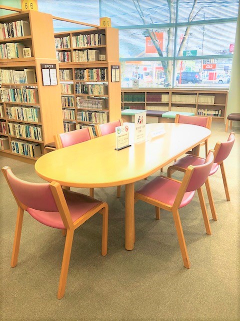館内写真（閲覧席・文学）