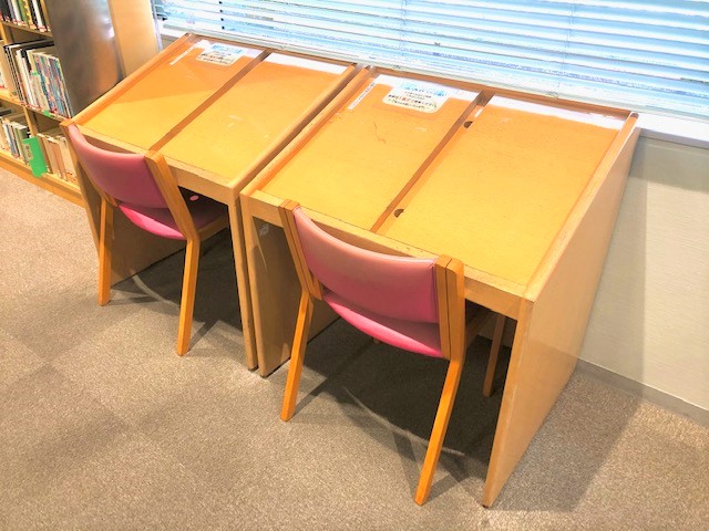 館内写真（新聞閲覧席）